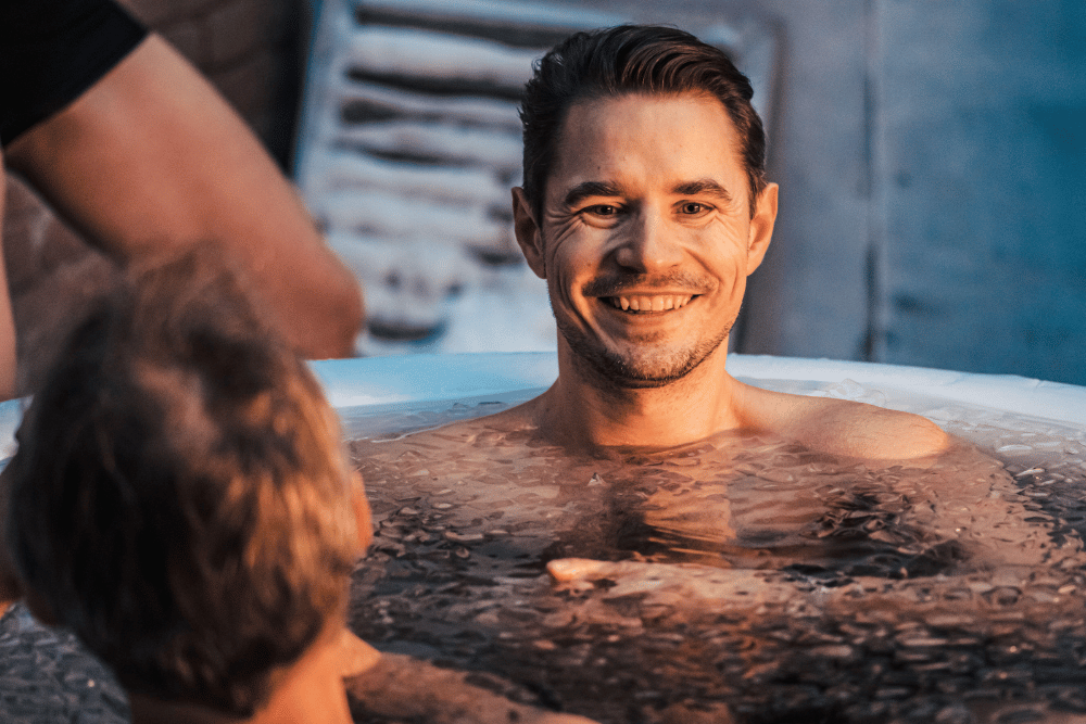 Überlegen Sie, ob Eisbaden etwas für Sie ist? Die folgenden wissenschaftlich fundierten Tipps machen das Eisbaden angenehmer.