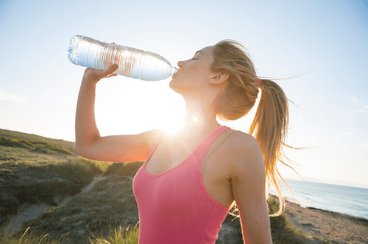 1,5 Liter Wasser solltest du täglich trinken, im Sommer und nach dem Sport darf es aber deutlich mehr sein.